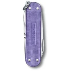Victorinox Classic SD Alox Zakmes Electric Lavender -Veel Plezier Buitenshuis 108535 730 03