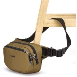 PacSafe Vibe 100 Heuptas Tan -Veel Plezier Buitenshuis 113844 000 05 1