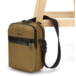 PacSafe Metrosafe X Vertical Schoudertas Tan -Veel Plezier Buitenshuis 113878 000 04