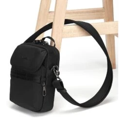 PacSafe Metrosafe X Compact Schoudertas Black 14 PacSafe Metrosafe X Compact Schoudertas Black -Veel Plezier Buitenshuis 113879 990 05