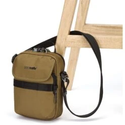 PacSafe Metrosafe X Compact Schoudertas Tan -Veel Plezier Buitenshuis 113880 000 04