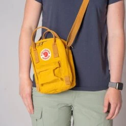 FJÄLLRÄVEN Fjällräven Kånken Sling Schoudertas 2,5L Ochre -Veel Plezier Buitenshuis 114460 000 03 2