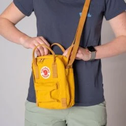 FJÄLLRÄVEN Fjällräven Kånken Sling Schoudertas 2,5L Ochre -Veel Plezier Buitenshuis 114460 000 04 2