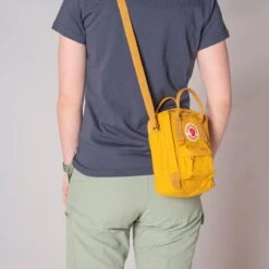 FJÄLLRÄVEN Fjällräven Kånken Sling Schoudertas 2,5L Ochre -Veel Plezier Buitenshuis 114460 000 05 2