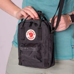 FJÄLLRÄVEN Fjällräven Kånken Sling Schoudertas 2,5l Black -Veel Plezier Buitenshuis 114461 990 05