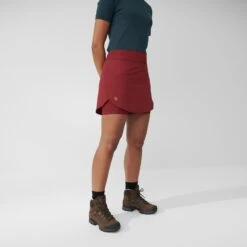 FJÄLLRÄVEN Fjällräven Abisko Midsummer Skort Dames Pomegranate Red -Veel Plezier Buitenshuis 123721 600 03 1