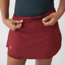 FJÄLLRÄVEN Fjällräven Abisko Midsummer Skort Dames Pomegranate Red -Veel Plezier Buitenshuis 123721 600 05 1