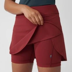 FJÄLLRÄVEN Fjällräven Abisko Midsummer Skort Dames Pomegranate Red -Veel Plezier Buitenshuis 123721 600 08 2