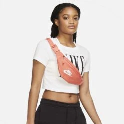 Nike Heritage Heuptas Magic Ember Wit -Veel Plezier Buitenshuis 133793 700 06